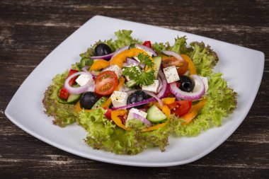 Masanın üzerine taze sebze Yunan salatası
