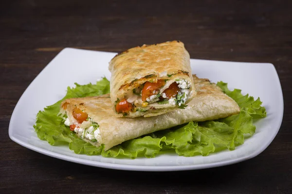 Pão Pita embrulhado com queijo cottage e legumes . — Fotografia de Stock