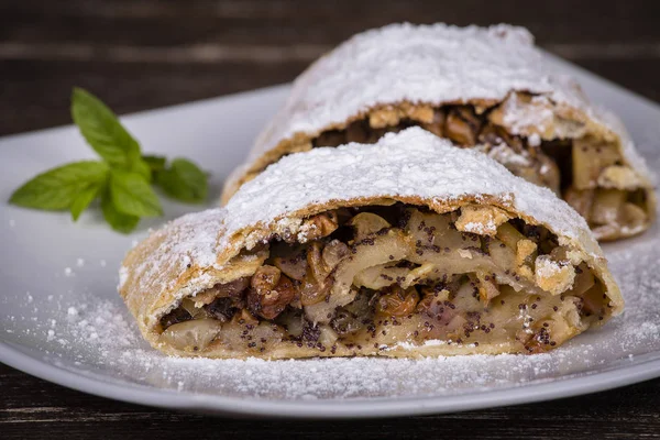 Skiva en Apfelstrudel på en tallrik — Stockfoto