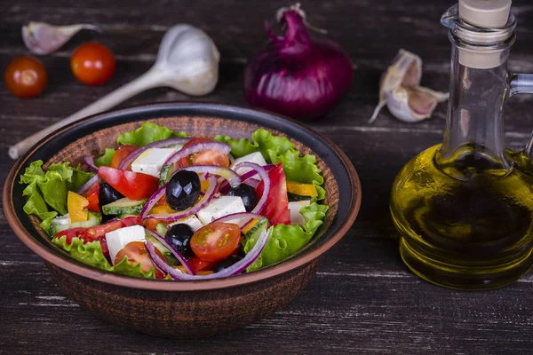 Ensalada griega de verduras frescas en la mesa — Foto de Stock