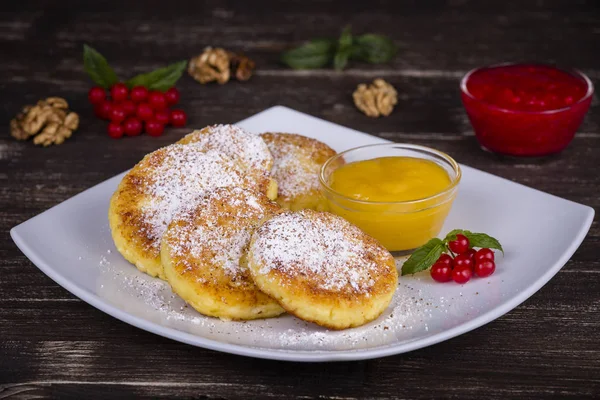 Cheese pancakes with honey in white plate. — Stock Photo, Image