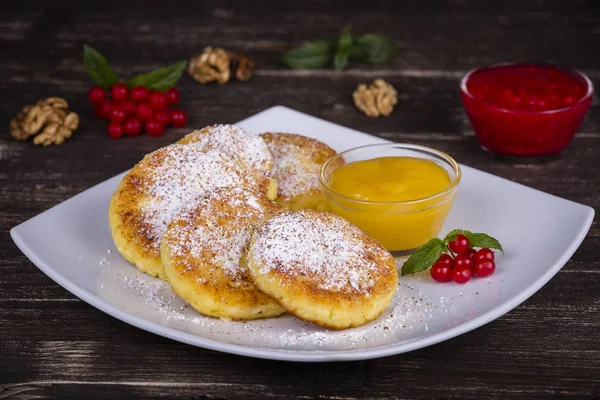 Käsepfannkuchen mit Honig auf weißem Teller. — Stockfoto