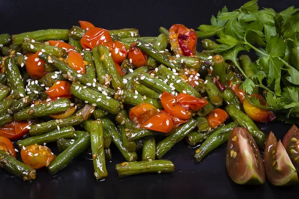 Υγιή πράσινα φασόλια, κόκκινο κεράσι τομάτα με σουσάμι — Φωτογραφία Αρχείου