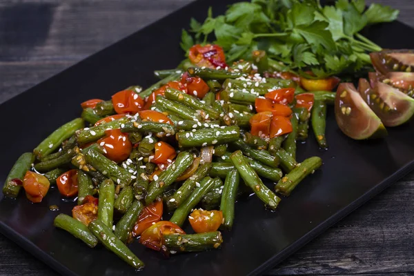 Gezonde groene bonen, rode cherry tomaat met sesamzaadjes — Stockfoto