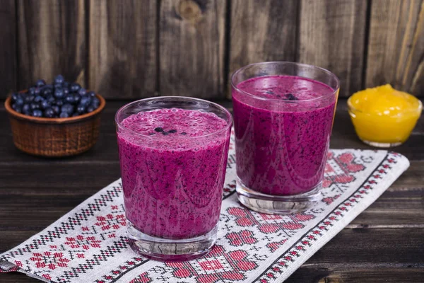 Organic Blueberry Smoothy made with fresh ingredients — Stock Photo, Image