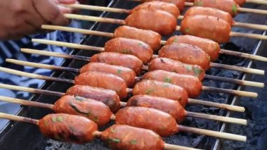 Tay street satıcı geleneksel et sosis, Koh Samui, Tayland sokak pazarında satıyor