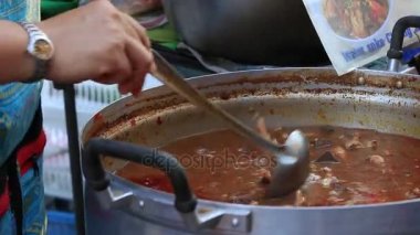 Tay street satıcı tavuk budu ve Koh Samui, Tayland sokak pazarında sebze geleneksel çorba satıyor 