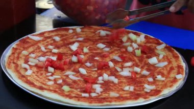 Tay street satıcı Koh Samui, Tayland sokak pazarında Pizza'da satıyor 