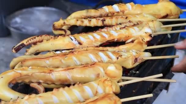 Spiesjes van verse inktvis grillen op straatmarkt in Koh Phangan, Thailand — Stockvideo