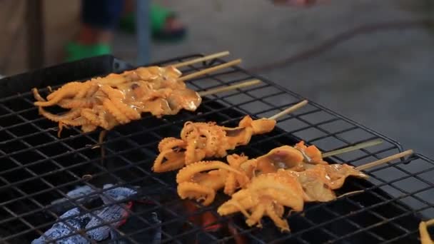 Skewers of fresh squid grilling at street market in Koh Phangan, Thailand — Stock Video