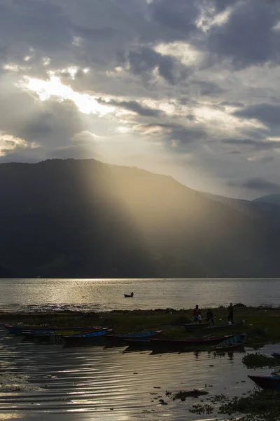 Tramonto nel lago Phewa a Pokhara, Nepal, con le montagne himalayane — Foto Stock