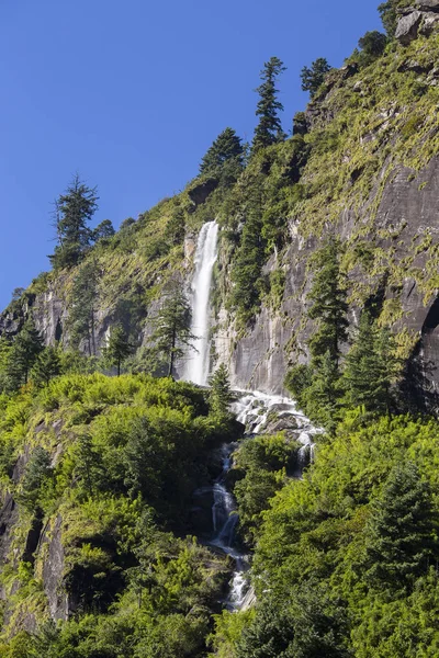 雄大な山とネパールのヒマラヤ山脈の滝 — ストック写真