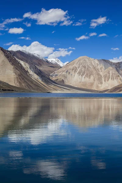 Μπλε νερό Pangong λίμνη και βουνό Ιμαλαΐων σε Ladakh. Ινδία — Φωτογραφία Αρχείου