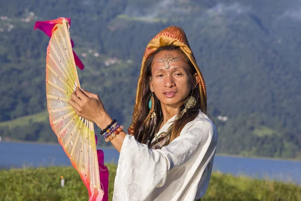 Shemale Sirena Sabiha dancing with a fan at dawn in Pokhara, Nepal. was born in the Philippines — Stock Photo, Image
