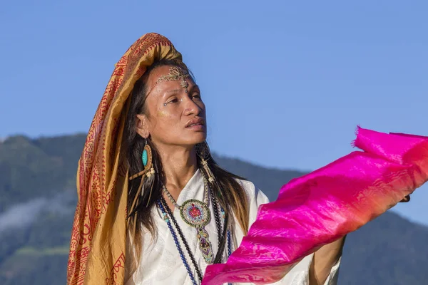 Shemale Sirena Sabiha danser med en fan ved daggry i Pokhara, Nepal. blev født i Filippinerne - Stock-foto