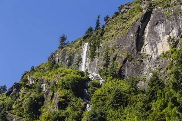 Majestatyczna i wodospad w górach Himalajach Nepalu — Zdjęcie stockowe
