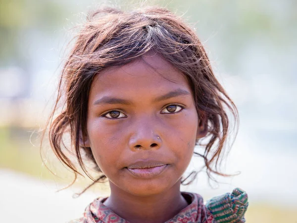 Retrato nepali criança na rua na aldeia do Himalaia, Nepal — Fotografia de Stock