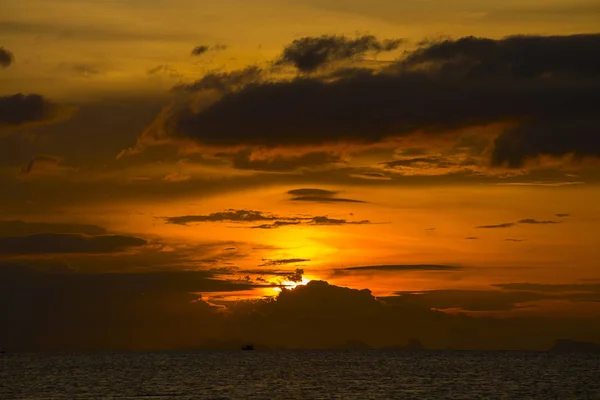Wonderful dramatic sunset over the sea water at island Koh Phangan, Thailand — Stock Photo, Image