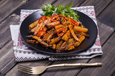 Kavrulmuş havuç siyah plaka, yakın çekim