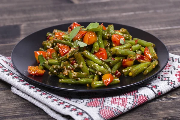 Haricots verts sains, tomates cerises rouges aux graines de sésame — Photo