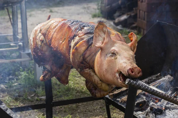 Roosteren Knorretje, gegrilde varken op straatvoedsel markt in Thailand. Close-up — Stockfoto