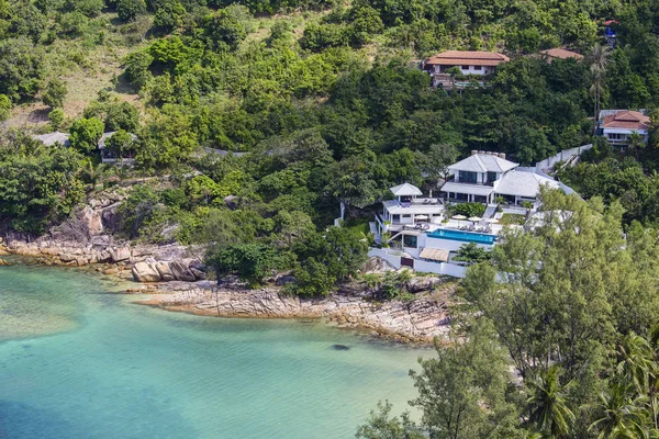 Trópusi bungaló egy sziklás partszakaszon, közvetlenül a tengerparton. Koh Phangan-sziget, Thaiföld — Stock Fotó