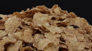 Granola Tahıl, fındık ve kuru üzüm döner. Gevrek lezzetli müsli gıda arka plan. Kahvaltı için karışık tahıl ve kuru gıda