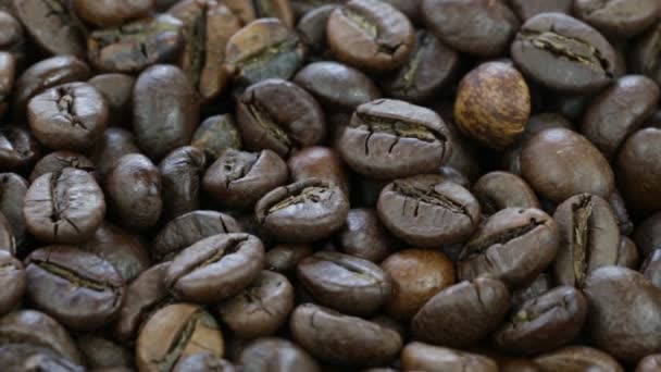 Granos de café. Rotación en bucle. Frente a la cámara gira placa con granos de café — Vídeo de stock