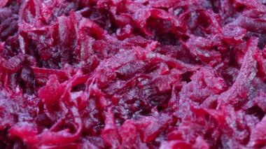 Sağlıklı ev yapımı salata, haşlanmış pancar yemeye hazır. Tabak haşlanmış kırmızı pancar ile döner
