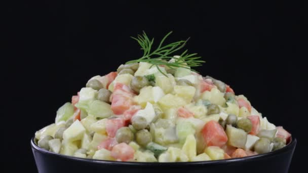 Здорові домашні традиційні салат "Олів'є" Олів'є готові з'їсти. Обертає пластини з салатом Олів'є — стокове відео