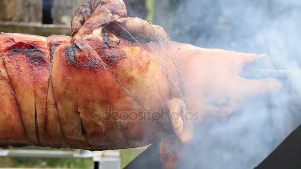 Ristning smågris, grillet gris på gaden fødevaremarked i Koh Phangan, Thailand – Stock-video