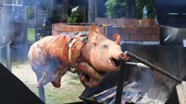 Ristning smågris, grillet gris på gaden fødevaremarked i Koh Phangan, Thailand – Stock-video