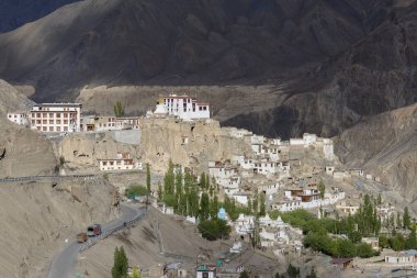 Lamayuru Gompa bir Tibet Budist manastır ve büyük dağ var. Ladakh, Hindistan