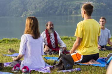 Tibet Lama sunsurfers insanlarla meditasyon ve yoga sınıfları yürütmektedir. Pokhara, Nepal