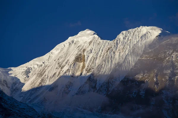 Majestatyczne górskie szczyty w górach Himalajach Nepalu — Zdjęcie stockowe