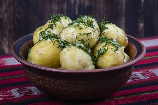 Patate bollite con aneto e aglio nel burro su un piatto — Foto Stock