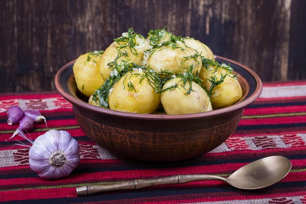 Patate bollite con aneto e aglio nel burro su un piatto — Foto Stock