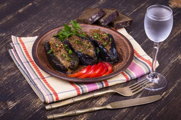 Baked eggplant stuffed with onions, cherry plums and walnuts — Stock Photo, Image
