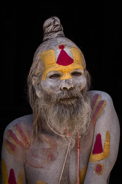 Portrait of Shaiva sadhu, holy man in Pashupatinath Temple, Kathmandu. Nepal — Stock Photo, Image