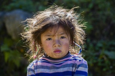 Himalaya Köyü, Nepal sokakta portre Nepalce çocuk