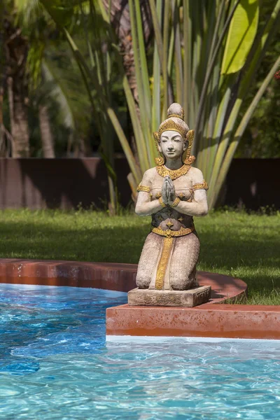 Geleneksel Tay heykel ve tropikal bahçe Yüzme havuzunda. Tayland — Stok fotoğraf