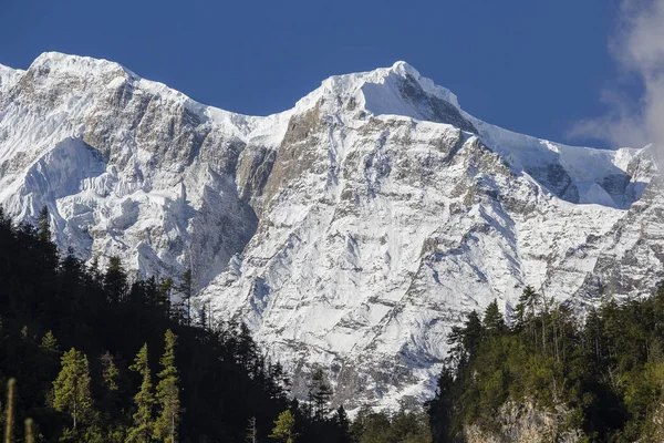 Величественные горные вершины Гималаев в Непале — стоковое фото