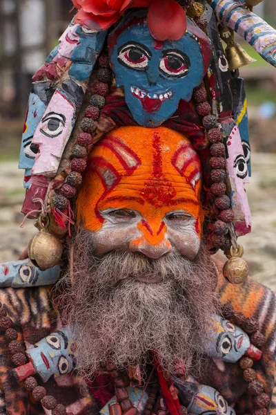 Portrait of Shaiva sadhu, holy man in Pashupatinath Temple, Kathmandu. Nepal — Stock Photo, Image