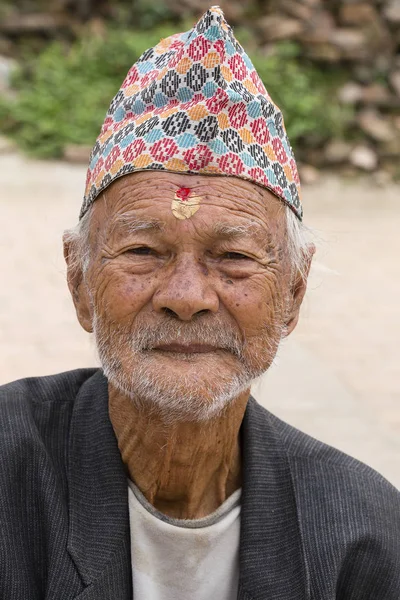 Portret stary człowiek w tradycyjnych strojach w ulicy Katmandu, Nepal — Zdjęcie stockowe