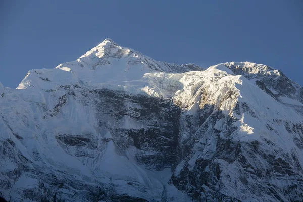 Majestatyczne górskie szczyty w górach Himalajach Nepalu — Zdjęcie stockowe