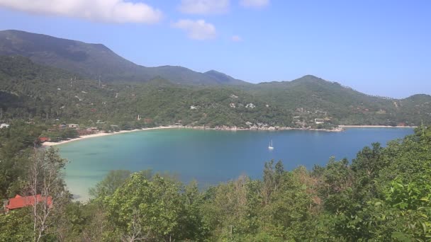 Praia tropical, coqueiro e água do mar azul. Koh Phangan, Tailândia — Vídeo de Stock