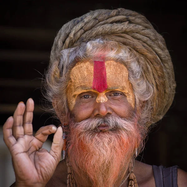 Portret Shaiva sadhu, święty człowiek w Pashupatinath świątyni, Katmandu. Nepal — Zdjęcie stockowe