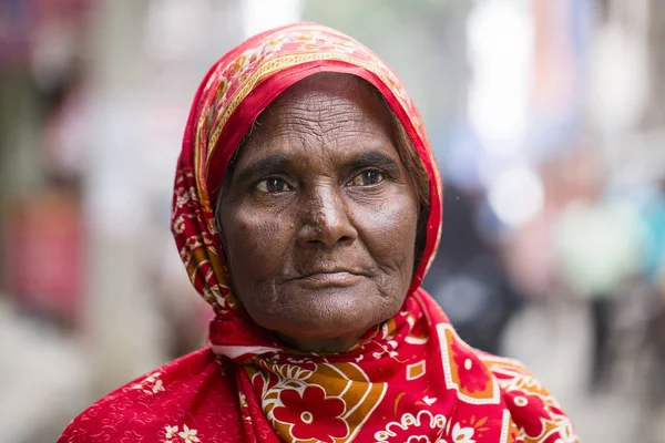 Retrato de mulheres idosas em vestido tradicional na rua Kathmandu, Nepal — Fotografia de Stock