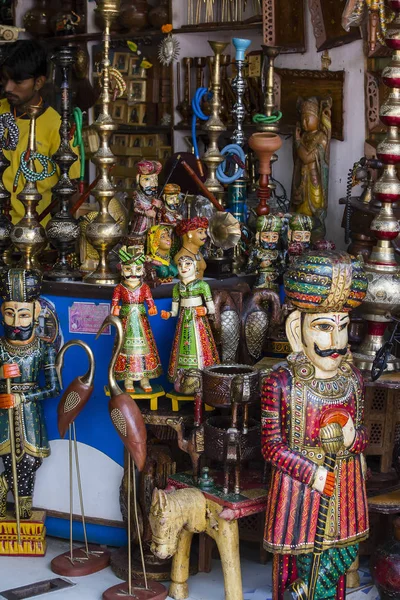 Hand-made souvenirs on the counter of the market in Pushkar, India — Stock Photo, Image