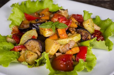 Plaka, sebze güveç yakın çekim.